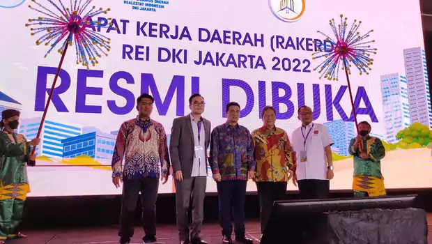 Wakil Gubernur DKI Jakarta, Ahmad Riza Patria (tengah), secara resmi membuka Rakerda REI DKI Jakarta 2022 di Hotel JS Luwansa, Jakarta, 8 September 2022.