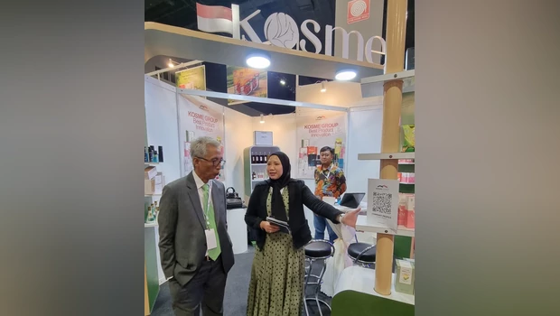 CEO Kosme Grup Titis Indah Wahyu (kanan) bersama Dubes RI untuk Malaysia Hermono saat menjelaskan inovasi Kosme Grup di Kuala Lumpur, Malaysia.