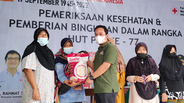 PMI Sumut saat menyerahkan bantuan kepada 777 fakir miskin dan masyarakat kurang mampu di Kelurahan Kenangan dan Kenangan Baru, Kecamatan Percut Sei Tuan,  Deli Serdang, Sumatera Utara, Jumat 9 September 2022.