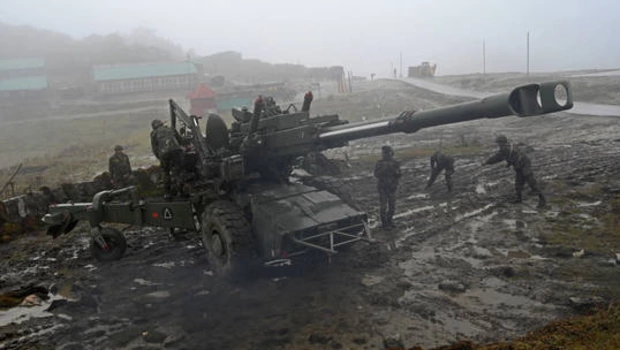 Tentara India menggunakan senjata artileri di Arunachal Pradesh, India, dekat wilayah perbatasan yang disengketakan yang juga diklaim oleh Tiongkok pada 20 Oktober 2021. 