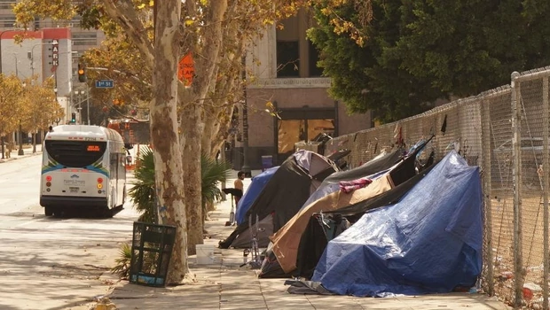 Tenda-tenda yang menampung para tunawisma berbaris di trotoar jalan di pusat kota Los Angeles, California, Amerika Serikat, pada Kamis 8 September 2022.