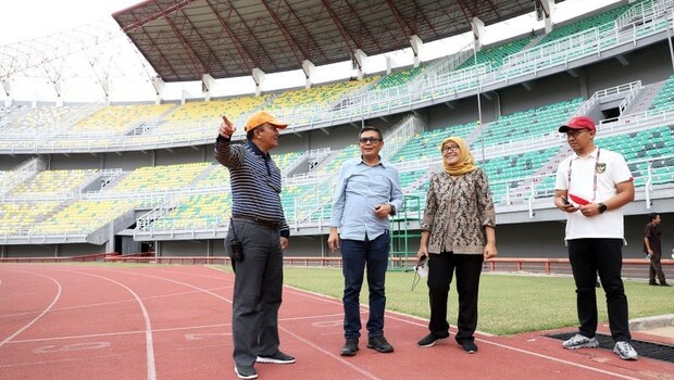 Wakil Ketua Asprov PSSI Jatim Amir Burhanuddin ditemani sejumlah pejabat Pemkot Surabaya saat meninjau Stadion Gelora Bung Tomo (GBT) Surabaya pada Jumat 9  September 2022.