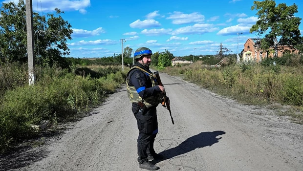 Patroli tentara Ukraina di desa Grakove pada 9 September 2022, di tengah invasi Rusia ke Ukraina.