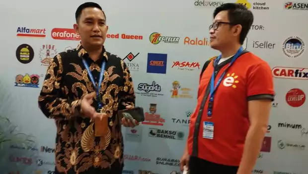 Public Relations PT Neo Expo Promosindo Fredy Ferdianto bersama Manager Kemitraan Erafone Hendra Wijaya di sela pembukaan Tour Nasional Informasi Franchise and Bussines Concept (IFBC) di Surabaya, 9 September 2022.
