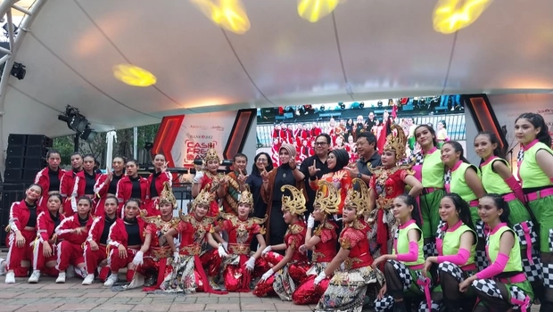 Direktur Utama Bank DKI Fidri Arnaldy dan anggota DPD Sylviana Murni bersama pemenang kompetisi Modern Dance di Cash Free Day 2022 di Thamrin 10 Food & Creative Park, Jakarta, pada Sabtu 10 September 2022.