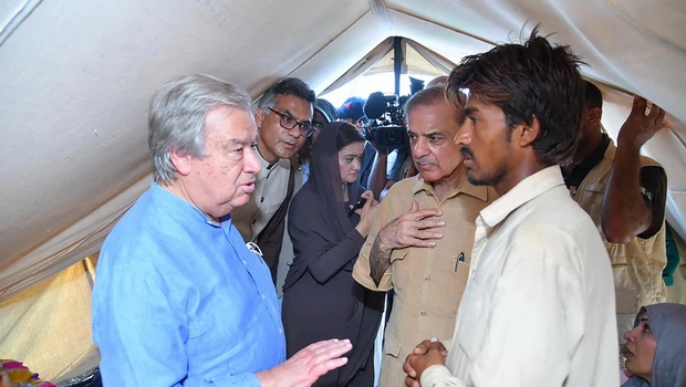 Perdana Menteri Pakistan Shehbaz Sharif (tengah) dan Sekretaris Jenderal Perserikatan Bangsa-Bangsa Antonio Guterres (kiri) bertemu dengan para pengungsi internal di satu kamp darurat saat kunjungan mereka ke daerah bencana banjir, pada Sabtu 10 September 2022.