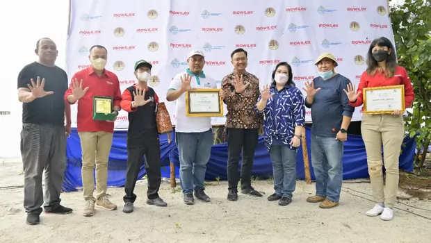 PT Mowilex Indonesia kembali bekerja sama dengan Ditjen Perhutanan Sosial dan Kemitraan Lingkungan, Kementerian Lingkungan Hidup dan Kehutanan (KLHK) menanam 10.000 bibit mangrove di Belitung.