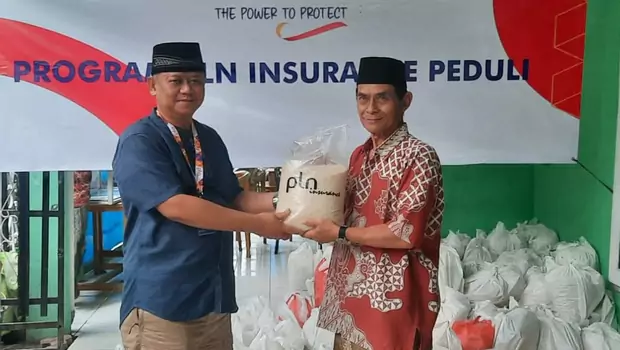 PLN Insurance memberikan bantuan kepada masyarakat di sekitar Areman Palsigunung Kecamatan Cimanggis, Depok serta Pesantren Alkautsar Cijeruk, Bogor.