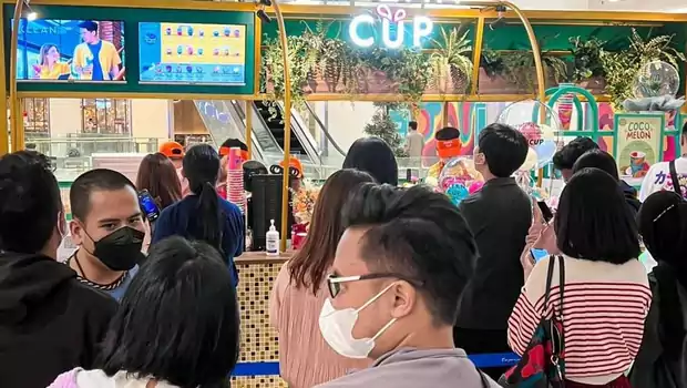 Antrean pengunjung yang ingin mencicipi sajian fruit shake rendah kalori, di acara peluncuran perdana Klean Cup.