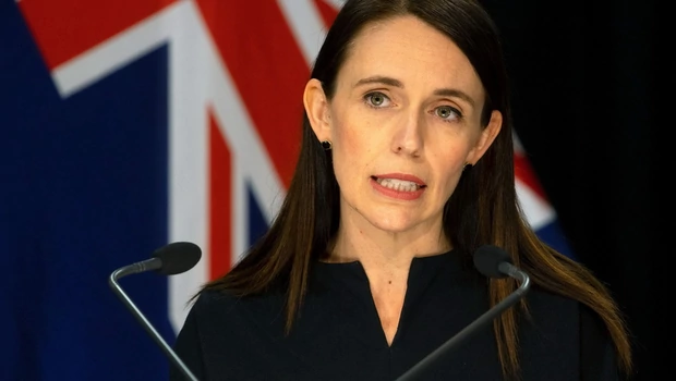 Perdana Menteri Selandia Baru Jacinda Ardern berbicara tentang hari libur umum pada 26 September untuk menandai kematian Ratu Inggris Elizabeth II selama konferensi pers di Parlemen di Wellington pada Senin 12 September 2022. 