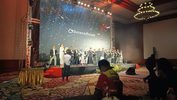 Pelatihan IT, Qodr, saat mendapat penghargaan Game Changer of The Year di acara Grand Launching DimensiCloud.id.