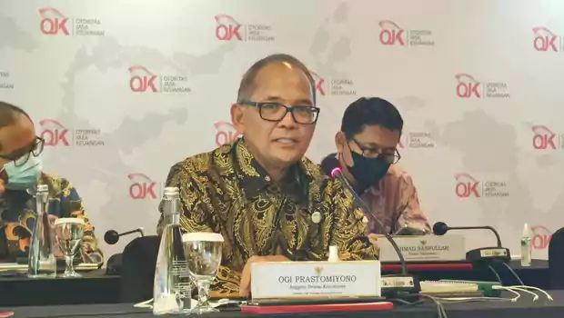 Kepala Eksekutif Pengawas Industri Keuangan Non Bank (IKNB) OJK Ogi Prastomiyono saat konferensi pers di Kantor OJK, Gedung Mulia 2, Jakarta, Selasa 13 September 2022. 