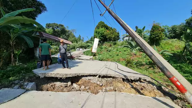 Kondisi jalan yang rusak akibat tanah bergeser di Bojongkoneng, Babakan Madang, Kabupaten Bogor, Kamis, 15 September 2022.