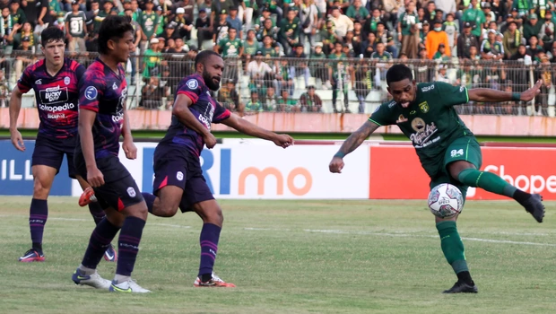 Penyerang Persebaya Juninho (kanan) menendang bola dihalangi pemain Rans Nusantara FC Arthur B (kedua kanan) dan Hamdan Zamzami (kedua kiri) saat pertandingan Liga 1 di Stadion Gelora Delta Sidoarjo, Jawa Timur, Kamis, 15 September 2022. Persebaya Surabaya kalah melawan Rans Nusantara FC dengan skor akhir 1-2. 