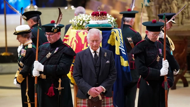 Raja Inggris Charles III menghadiri Vigil di Katedral St Giles, di Edinburgh, pada 12 September 2022, setelah kematian Ratu Elizabeth II pada 8 September 2022.  