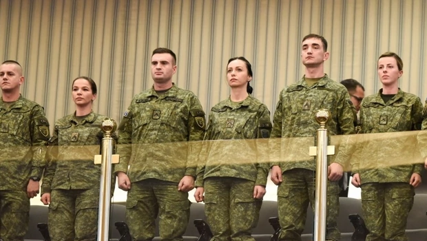 Anggota Pasukan Keamanan Kosovo menghadiri pemungutan suara bersejarah di parlemen.