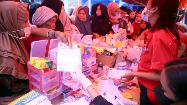 DPC PDI Perjuangan Kabupaten Bogor melakukan kegiatan sosial berupa pemeriksaan kesehatan dan pengobatan gratis di Desa Pandansari, Bogor, Jawa Barat, Jumat, 16 September 2022.