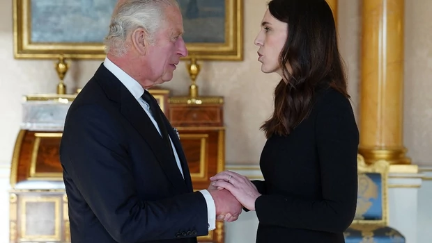 Raja Charles III bertemu dengan Perdana Menteri Selandia Baru Jacinda Ardern, selama pertemuan Perdana Menteri Kerajaan, di Istana Buckingham di London pada 17 September 2022.