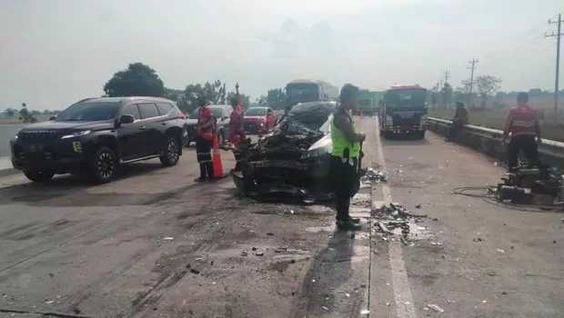 Petugas mengevakuasi kendaraan yang terlibat kecelakaan beruntun di ruas tol Pejagan-Pemalang di Brebes, Minggu 18 September 2022