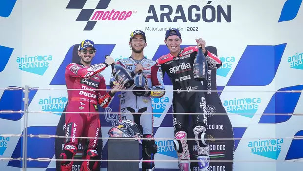 Dari kiri: Fransesco Bagnaia, Enea Bastianini, dan Aleix Espargaro melakukan selebrasi di atas podium setelah Grand Prix Aragon di Spanyol, 18 Sept. 2022.