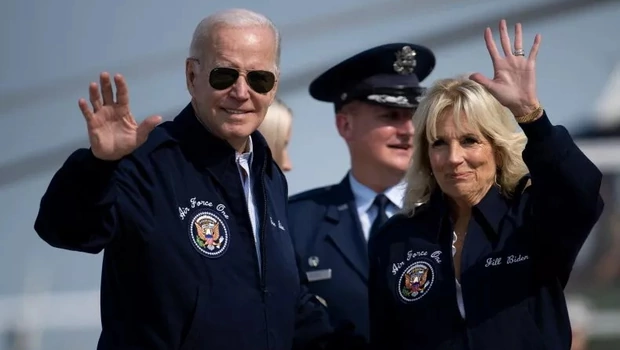 Presiden AS Joe Biden dan Ibu Negara Jill Biden melambai sebelum menaiki Air Force One di Pangkalan Gabungan Andrews pada Sabtu 17 September 2022, dalam perjalanan ke London untuk menghadiri pemakaman Ratu Elizabeth II.
