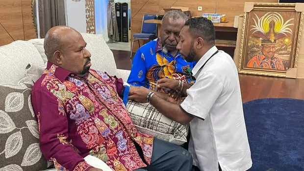 Tim Dokter Gubernur Papua melakukan pemeriksaan kesehatan terhadap Gubernur Papua Lukas Enembe di kediamannya, Rabu, 14 September 2022.