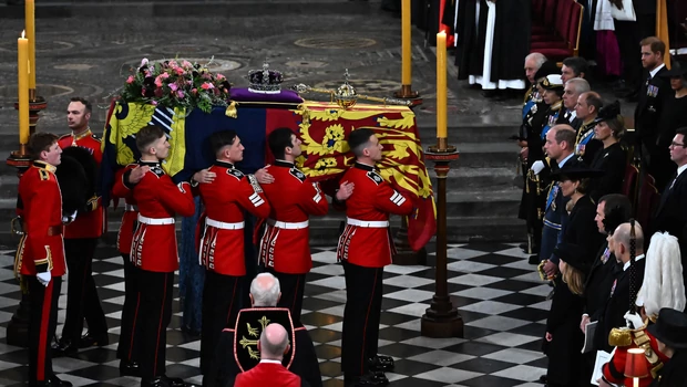 Satu kelompok pengawal Grenadier Batalyon 1 membawa peti mati Ratu Elizabeth II di Istana Westminster, London, pada Senin 19 September 2022.