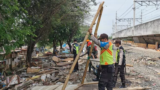 Petugas PT KAI Daop 1 Jakarta melakukan patroli dan pengawasan secara berkala pascapenertiban 120 bangunan liar di Kawasan Gunung Antang, Jakarta Timur, Senin 19 September 2022.