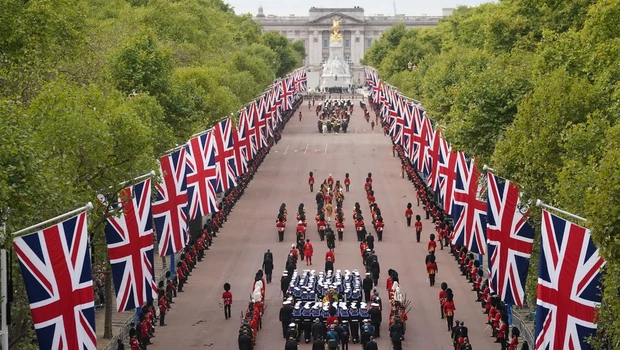Rombongan pemakaman Ratu Elizabeth dengan kereta meriam kerajaan melakukan perjalanan di sepanjang The Mall  di London, Inggris pada Senin 19 September 2022.
