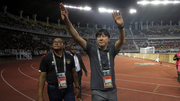 Pelatih Indonesia Shin Tae-yong (kanan) menyapa para suporter usai tim Indonesia menang melawan tim Vietnam pada pertandingan babak kualifikasi Piala Asia U-20 2023 Grup F di Stadion Gelora Bung Tomo, Surabaya, Jawa Timur, Minggu (18/9/2022). Indonesia menang melawan Vietnam dengan skor akhir 3-2. 
