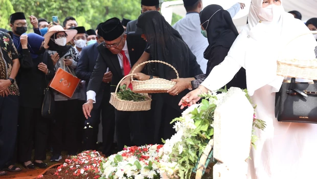 Menko PMK Muhadjir Effendy melakukan tabur bunga di atas pusara mendiang Ketua Dewan Pers Prof Azyumardi Azra, di Taman Makam Pahlawan Kalibata, Jakarta Selatan, Selasa, 20 September 2022.