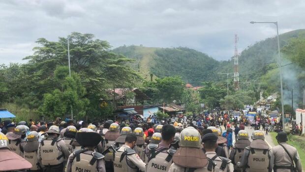 Personil TNi-Polri melakukan penyekatan aksi demonstrasi masa Save Gubernur Papua Lukas Enembe di Distrik Heram, Waena, Kota Jayapura, Papua, Selasa, 20 September 2022.