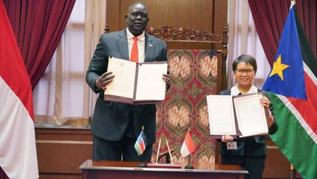 Menlu Retno Marsudi dan Wakil Menteri Luar Negeri Sudan Selatan Deng Dau Deng Malek menandatangani komunike bersama pembukaan hubungan diplomatik Indonesia-Sudan Selatan, di sela-sela kegiatan Sidang Majelis Umum PBB ke-77 di New York.