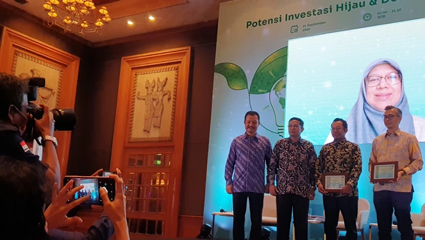 Para pembicara masing-masing, Direktur Promosi Wilayah ASEAN, Australia, Selandia Baru dan Pasifik BKPM Saribua Siahaan (dua dari kiri), Direktur Eksekutif ReforMiner Institute Komaidi Notonegoro (dua dari kanan), Direktur dan Group Chief Investment Officer PT Indika Energy Tbk Purbaja Pantja (kanan), Direktur Aneka Energi Baru dan Energi Terbarukan, Ditjen EBTKE Kementerian ESDM Andriah Feby Misna (pada layar), foto bersama Moderator yang juga Pemimpin Redaksi Investor Daily Primus Dorimulu usai diskusi bertema Potensi Investasi Hijau & Desain Insentif yang Atraktif di Jakarta, Rabu 21 September 2022. Diskusi ini kerja sama antara BeritaSatu Media Holdings dan Kementerian Investasi/BPKM. FOTO: Investor Daily/GAGARIN