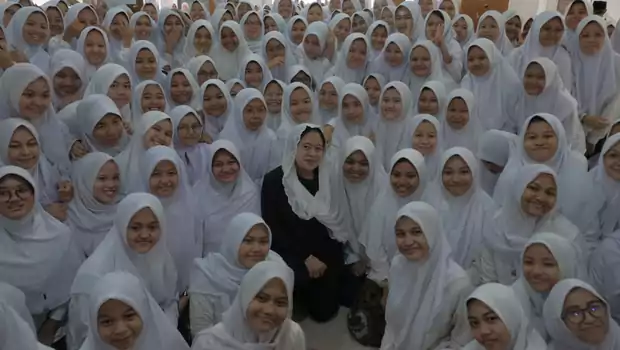 Ketua DPR Puan Maharani bersama santriwati Pondok Pesantren (Ponpes) Mahasina Darul Qur'an wal Hadits di Kota Bekasi, Jawa Barat.