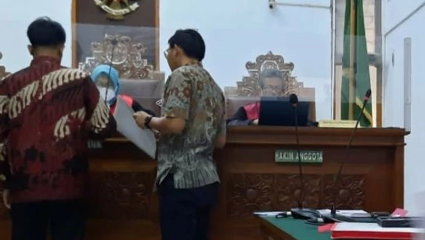 Tim kuasa hukum Bharada E memperlihatkan berkas legalitas kepada majelis hakim Pengadilan Negeri Jakarta Selatan dalam sidang gugatan perdata pencabutan kuasa, Rabu 21 September 2022. 