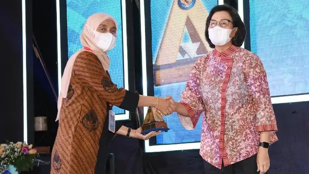 Sekretaris Utama LAN, Dra Reni Suzana, MPPM saat menerima penghargaan WTP dari Menteri Keuangan Sri Mulyani, di Jakarta, Kamis 22 September 2022