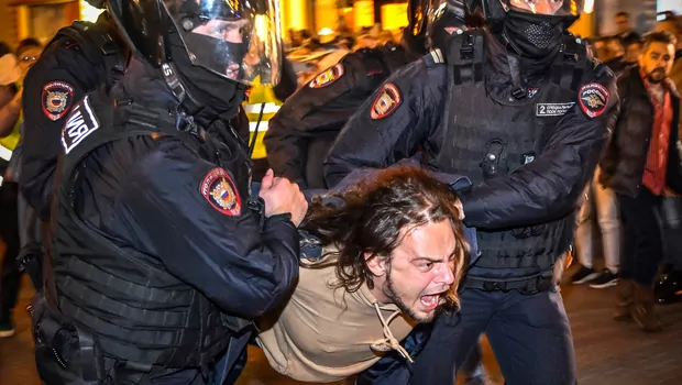Polisi menahan seorang demonstran yang menentang kebijakan wajib militer di Moskwa, 21 September 2022. 