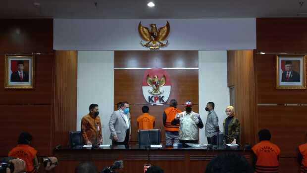 Konferensi pers penetapan tersangka pasca operasi tangkap tangan (OTT) terkait kasus dugaan suap penanganan perkara pada Mahkamah Agung (MA) di Gedung Merah Putih KPK, Jakarta, Jumat, 23 September 2022.