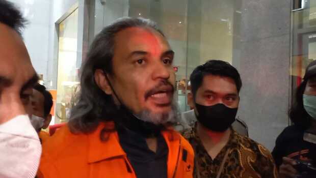 Pengacara Yosep Parera, salah satu tersangka kasus dugaan suap penanganan perkara pada Mahkamah Agung (MA) di Gedung Merah Putih KPK, Jakarta, Jumat 23 September 2022