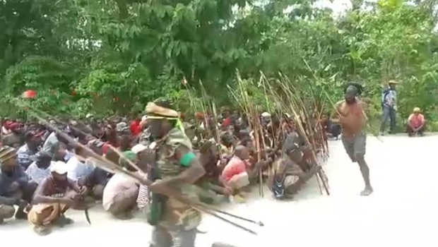 Ratusan massa pendukung Gubernur Papua Lukas Enembe.