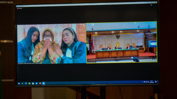 Terdakwa kasus dugaan suap laporan audit keuangan di BPK Jawa Barat Ade Yasin (tengah layar kiri) menangis saat hadir secara daring pada sidang putusan kasus suap laporan audit keuangan di BPK Jawa Barat di Pengadilan Tipikor Bandung, Jawa Barat, Jumat, 23 September 2022.