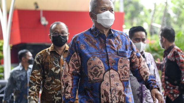 Hakim Agung Mahkamah Agung (MA) Sudrajad Dimyati (tengah) berjalan saat tiba di Gedung Merah Putih, KPK, Jakarta, Jumat, 23 September 2022.