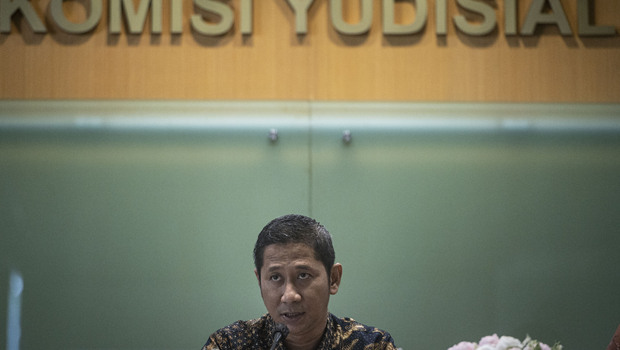 Ketua Komisi Yudisial (KY) Mukti Fajar Nur Dewata menyampaikan keterangan pers terkait kegiatan tangkap tangan dan penetapan tersangka Hakim Agung Mahkamah Agung (MA) Sudrajad Dimyati oleh KPK, di Gedung Komisi Yudisial, Jakarta, Jumat, 23 September 2022.