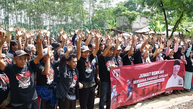 Sahabat Ganjar, relawan Ganjar Pranowo bagi paket sembako kepada masyarakat di Cianjur, Jawa Barat, pada Jumat, 23 September 2022.