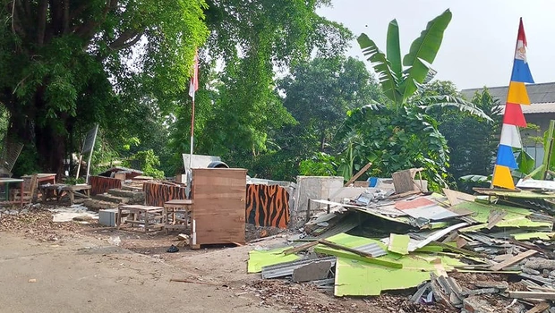 Pemkot Bekasi membongkar 50 bangunan liar (bangli) yang berada di bantaran Kali Jati, Kelurahan Kayuringin Jaya, Kecamatan Bekasi Selatan, Jumat, 23 September 2022.