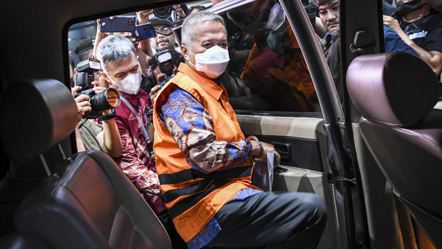 Hakim Agung Mahkamah Agung (MA) Sudrajad Dimyati (kiri) dengan mengenakan rompi tahanan memasuki mobil tahanan di Gedung Merah Putih, KPK, Jakarta, Jumat, 23 September 2022.