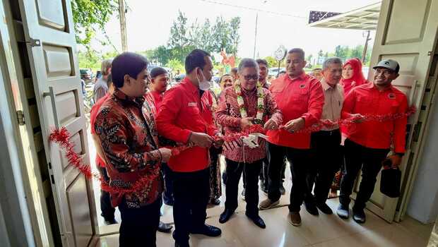 Sekjen PDIP Hasto Kristiyanto menggunting pita tanda peresmian kantor DPC PDIP Aceh Besar, Aceh, Jumat, 23 September 2022.