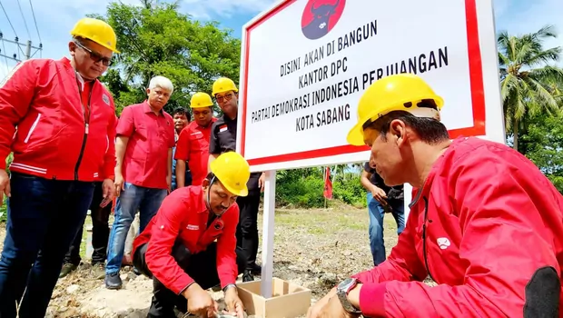 Sekretaris Jenderal DPP PDIP Hasto Kristiyanto melakukan prosesi peletakan batu pertama kantor PDIP yang terletak di Jalan Bypass, Kota Sabang, Aceh, Sabtu, 24 September 2022.