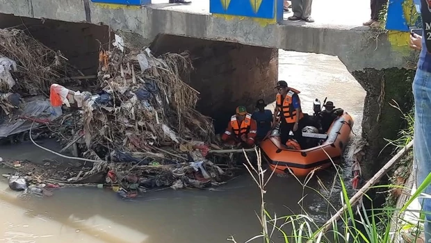Petugas DLH Kabupaten Bekasi mengangkat sampah di Kali Jambe, Kecamatan Tambun, Kabupaten Bekasi pada Jumat, 23 September 2022.
